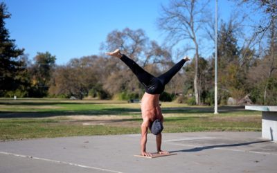 Handstand – Straddle Scissors